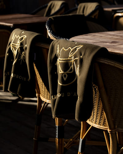 Le hibou d'arbois Megève - café - bar -restaurant à megève - pistes de ski - petits-déjeuners - terrasse ensoleillée face à la montagne - spécialités savoyardes - salle privatisable