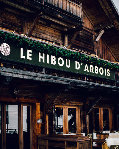 Le hibou d'arbois Megève - café - bar -restaurant à megève - pistes de ski - petits-déjeuners - terrasse ensoleillée face à la montagne - spécialités savoyardes - salle privatisable